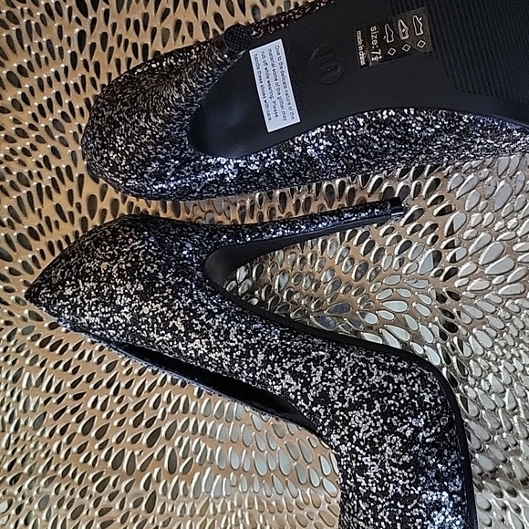 Shoes - Picture 3 of 4